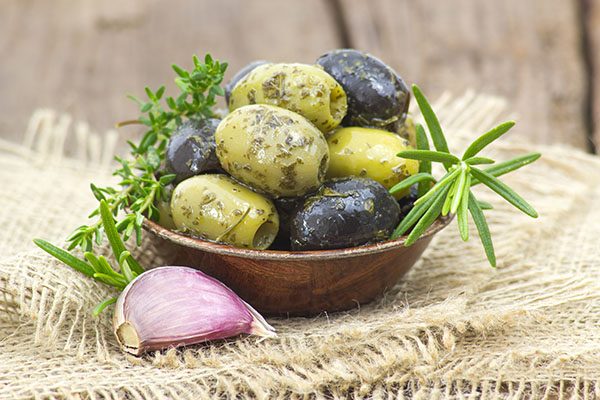 svar og grønn oliven til tapas