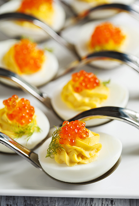 Fylte kokte egg med kaviar