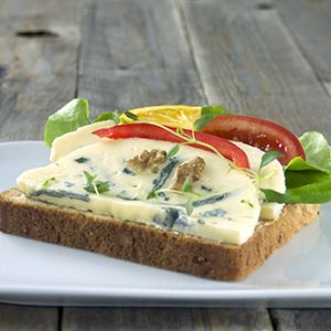 Smørbrød-med-blue-castello-ost