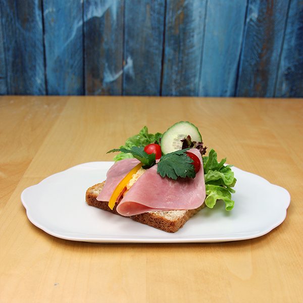 Smørbrød-med-kokt-skinke-og-italiensk-salat