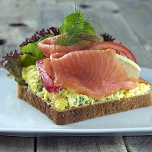 Smørbrød med røkelaks og eggerøre