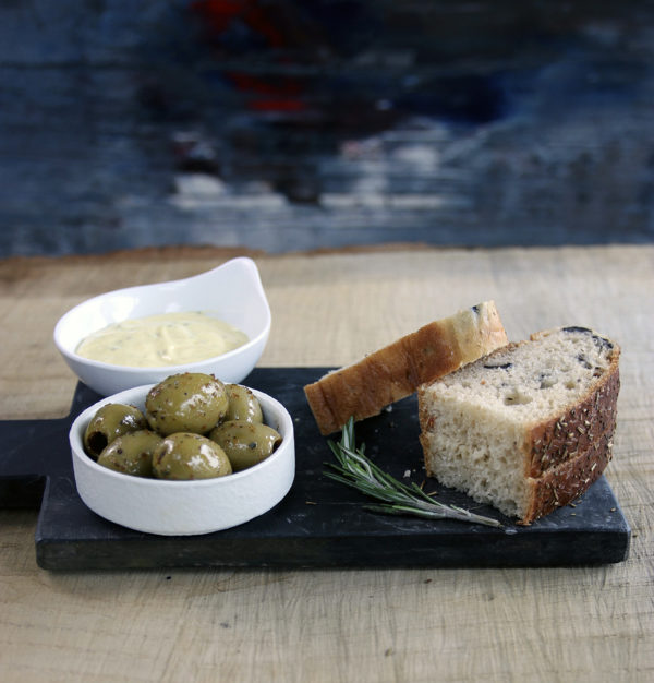 Focaccia med oliven og aioli