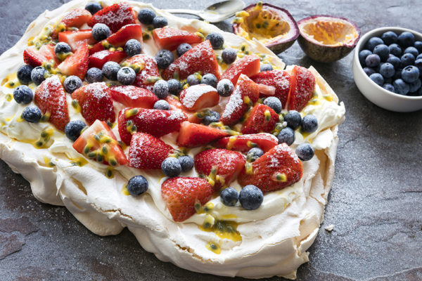 Pavlova med friske bær